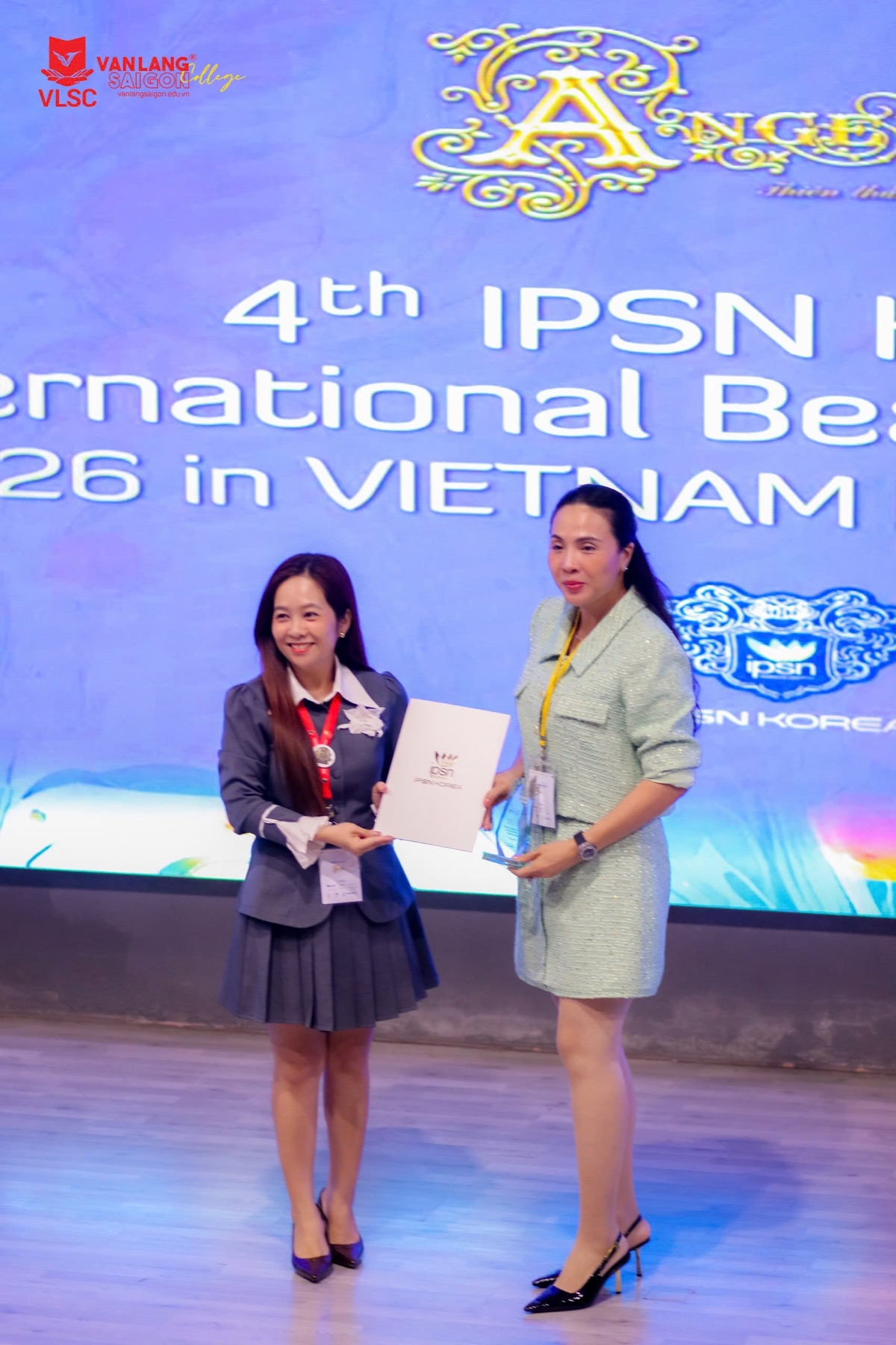 Đại diện IPSN trao kỷ niệm chương cho Chuyên gia Đỗ Thị Thanh Hằng