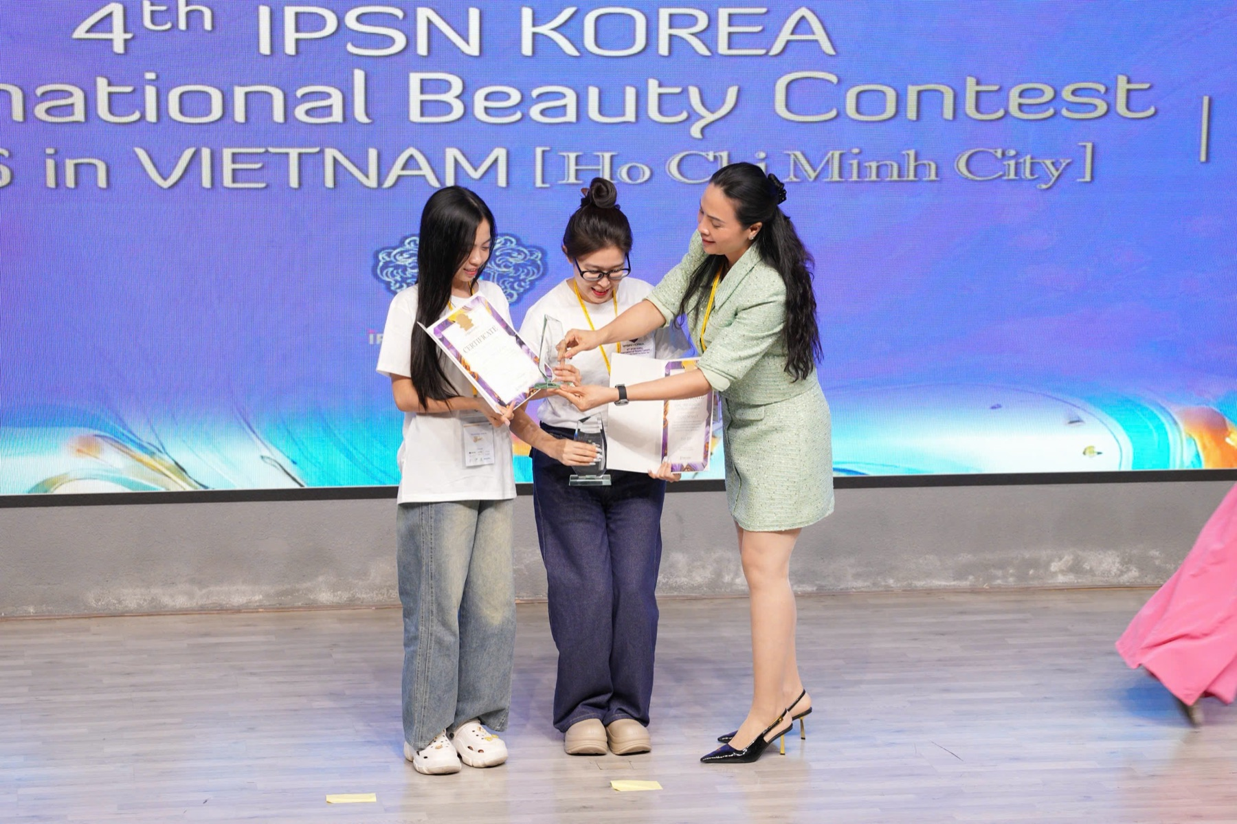 Chuyên gia Đỗ Thị Thanh Hằng trao giải tại IPSN 2026